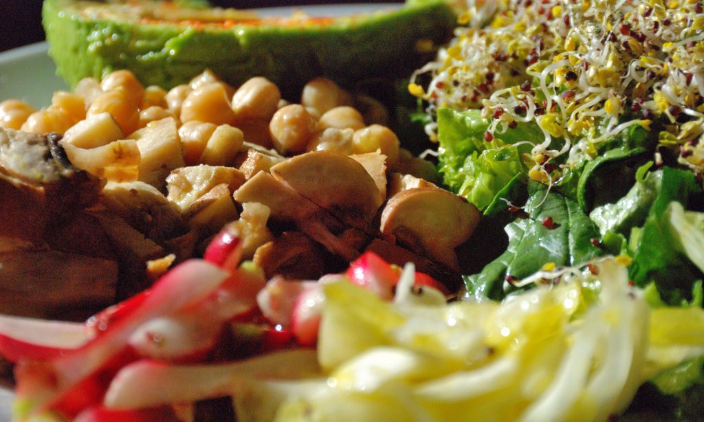 Salade bio, crue ( sauf les pois chiche cuisson vapeur 6 minutes ) 