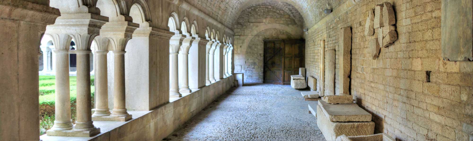 Cloitre de la cathédrale de vaison la romaine