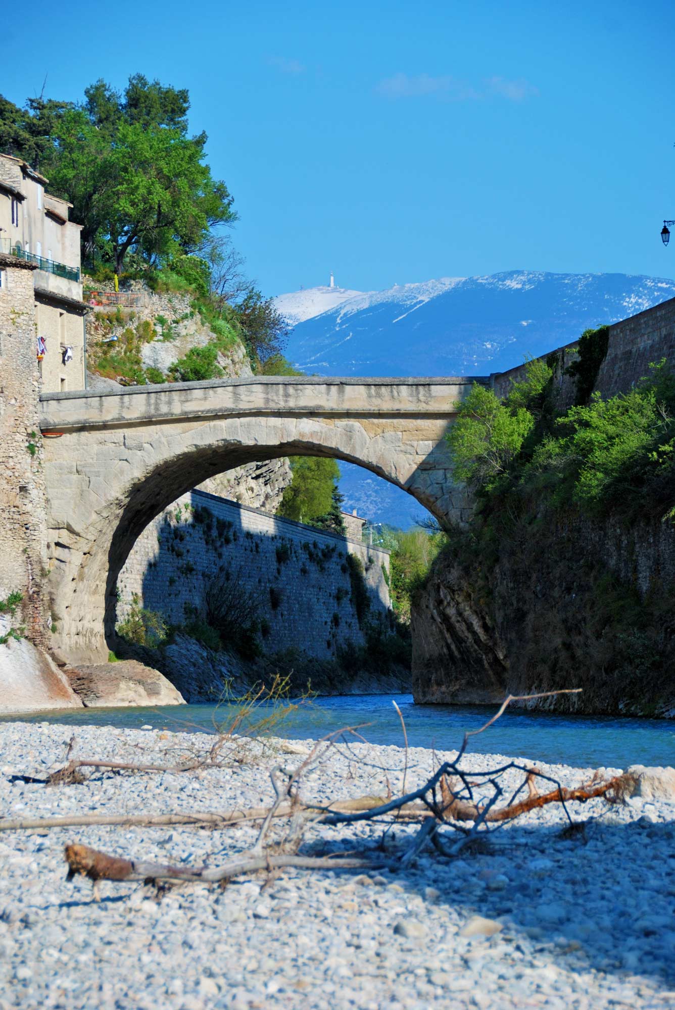 Le pont Romain, le Ventoux et l'Ouvèze